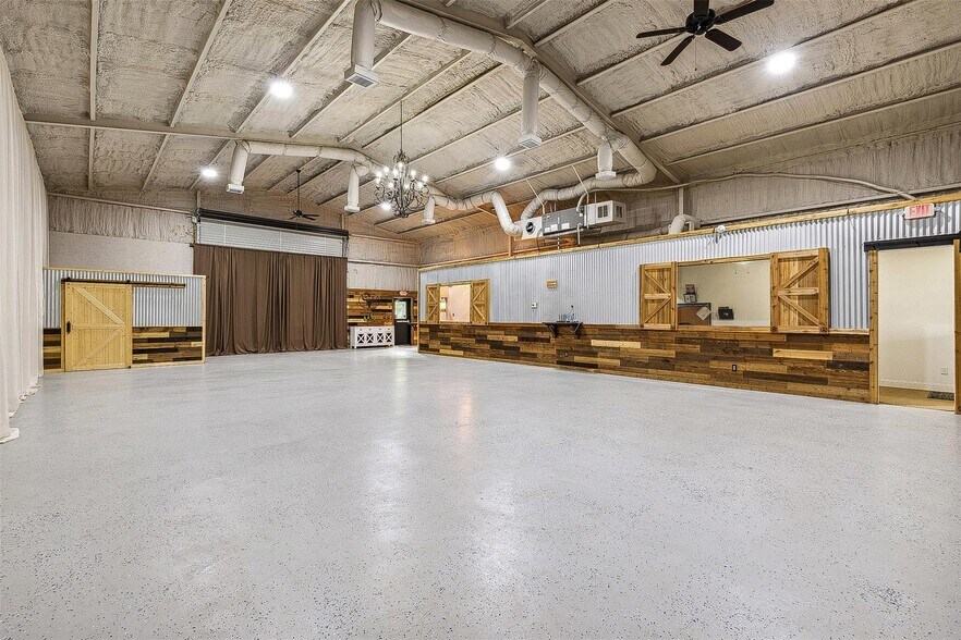 More Photos Of 7816 Lous Ct, Fort Worth Office For Sale