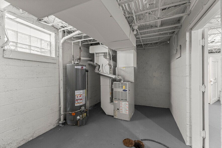 More Photos Of 10531 Wren St, Dearborn Bar For Sale