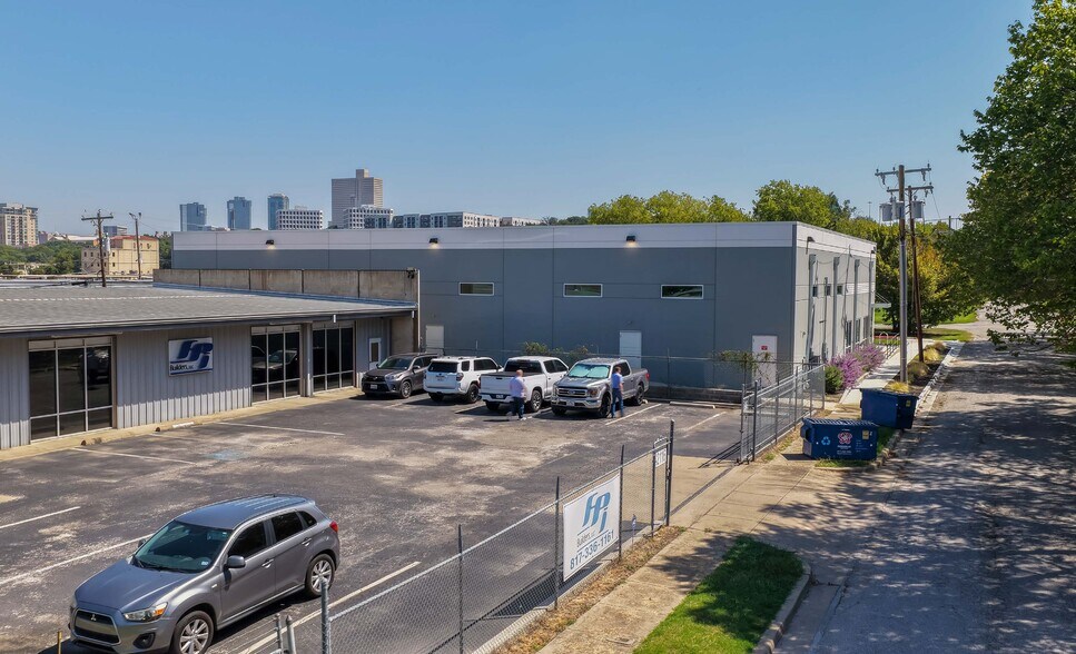 More Photos Of 2104-2112 Wenneca Ave, Fort Worth Flex For Sale