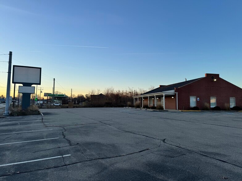 More Photos Of 6912 Madison Ave, Indianapolis General Retail For Sale