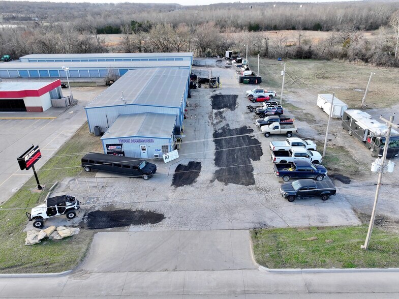 More Photos Of 1001 E Will Rogers Blvd, Claremore Auto Repair For Sale
