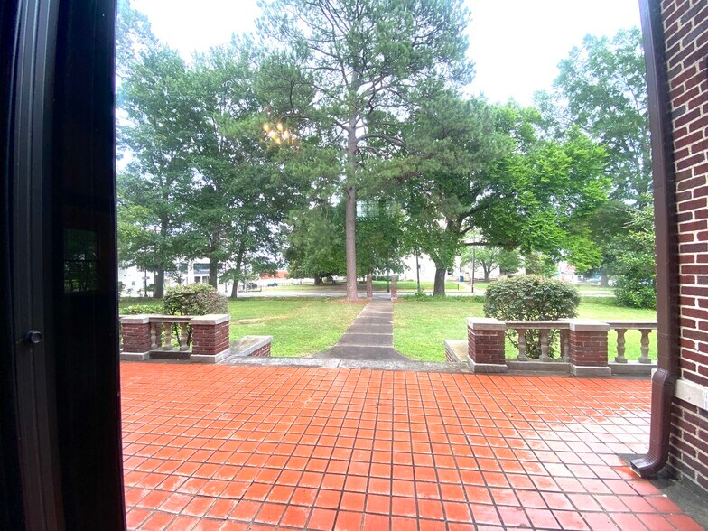 More Photos Of 219 N Broadway St, Tupelo General Retail For Lease