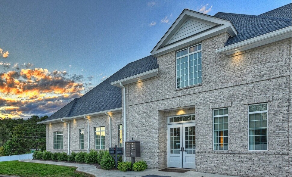 More Photos Of 109 Chuckwood Rd, Mooresville Office Residential For Lease