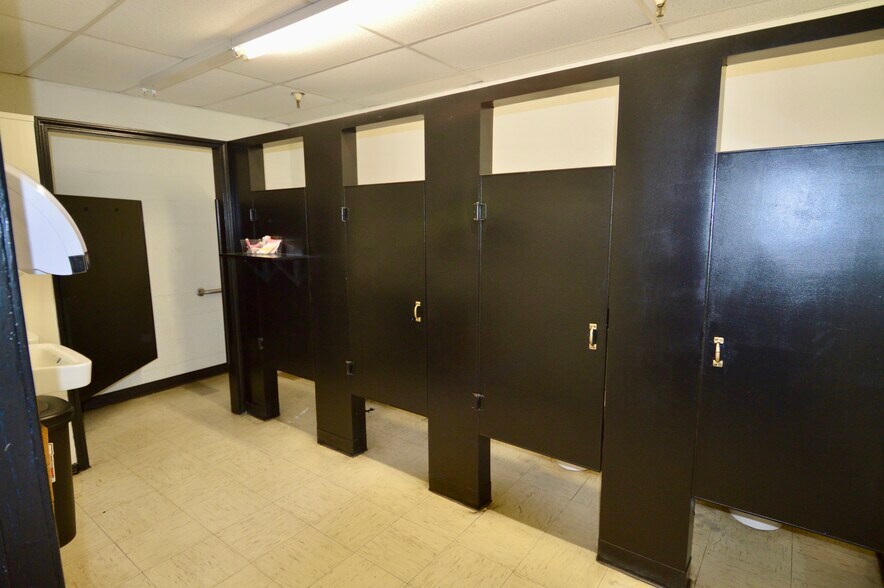 More Photos Of 1300 S Bolton St, Jacksonville Warehouse For Sale