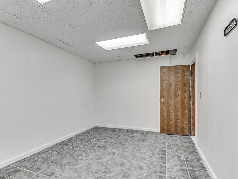 More Photos Of 901 N Virginia Ave, Oklahoma City Manufacturing For Sale
