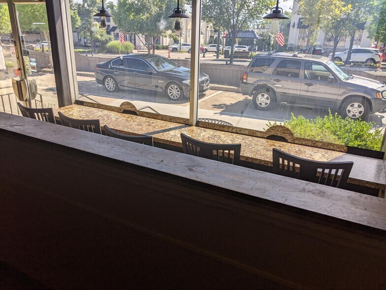 More Photos Of 2515 Far Hills Ave, Oakwood Restaurant For Sale