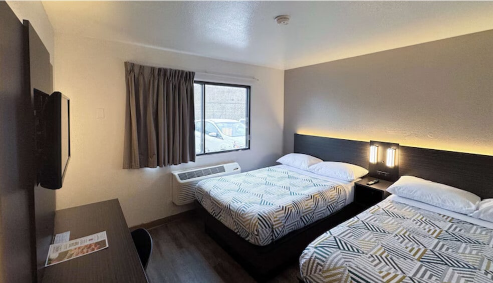 More Photos Of 1535 W Milwaukee Ave, Glenview Hotel For Sale