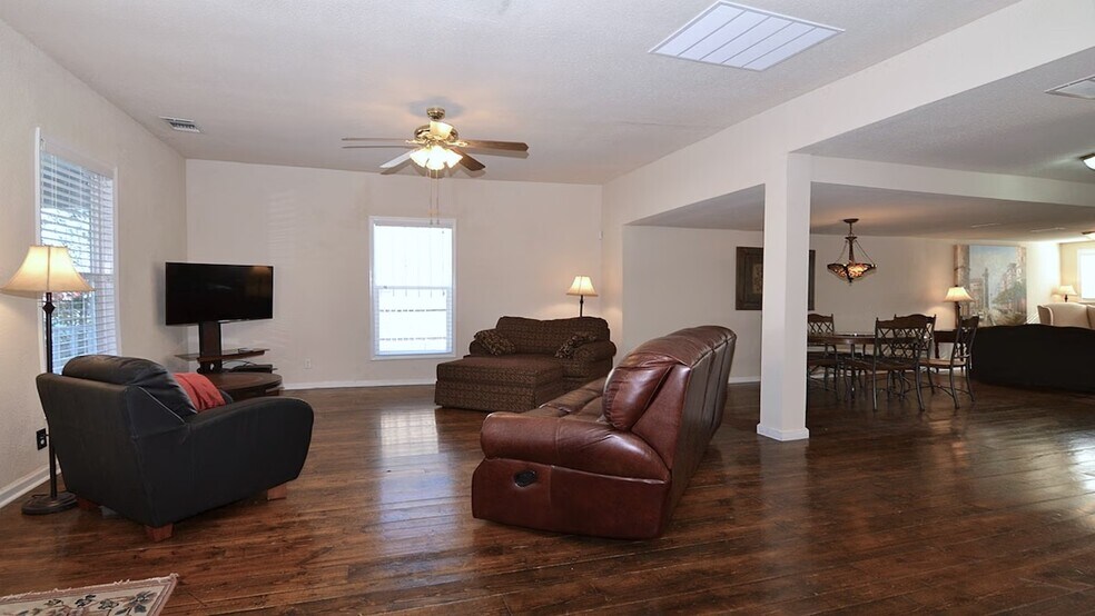 More Photos Of 227 Elm St, McKinney Freestanding For Sale