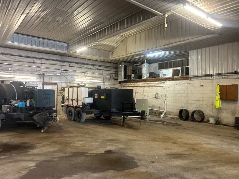 More Photos Of 6115 Gillette Rd, Cicero Warehouse For Lease