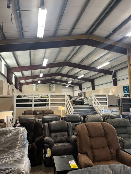 More Photos Of 29879 OR-34, Albany Showroom For Sale