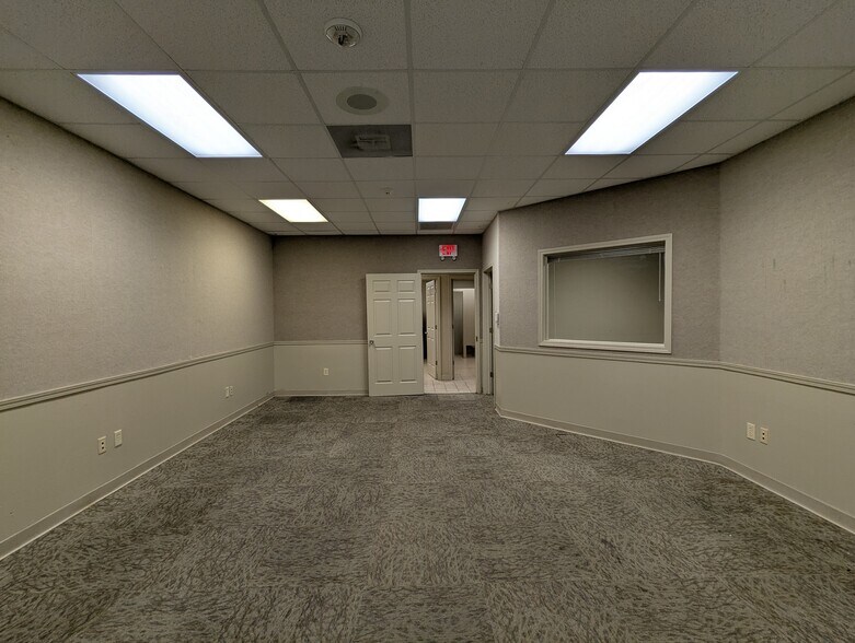 More Photos Of 7945 Eastex Fwy, Beaumont Office For Sale