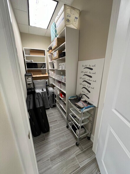 More Photos Of 202 Industrial Blvd, Sugar Land Office For Sale