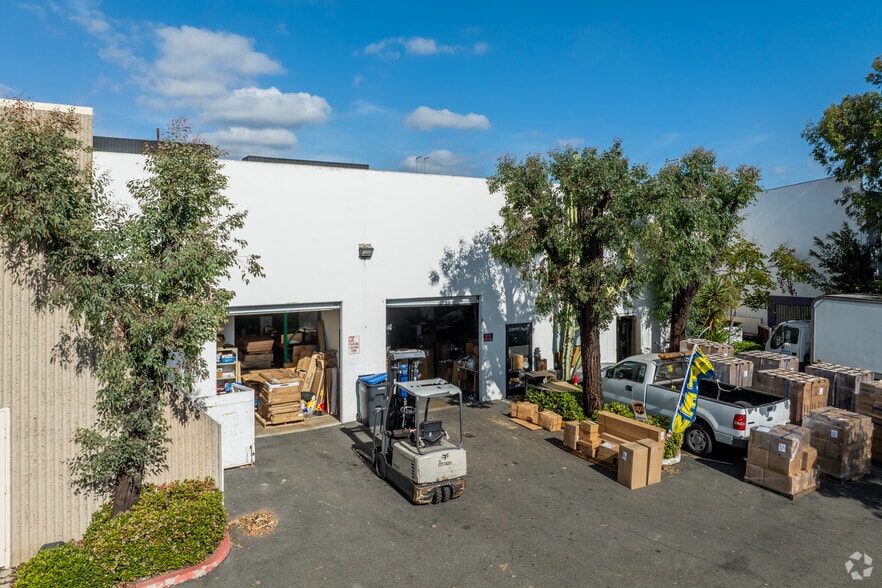 More Photos Of 1 Wrigley Ave, Irvine Distribution For Sale