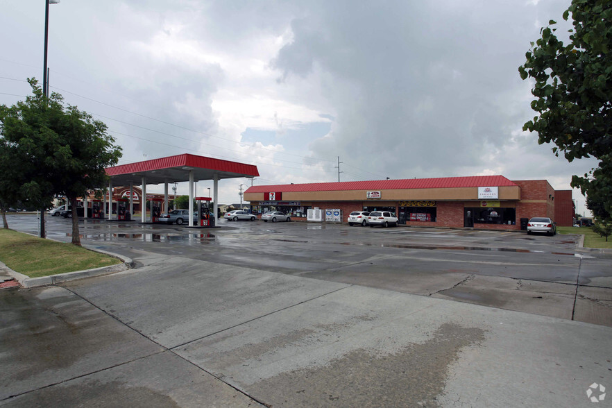 Primary Photo Of 1100-1106 SW 19th St, Moore Convenience Store For Lease