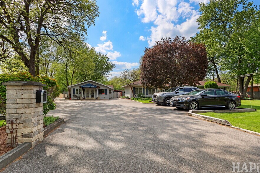 More Photos Of 4403 S Roberts Rd, Island Lake Veterinarian Kennel For Sale