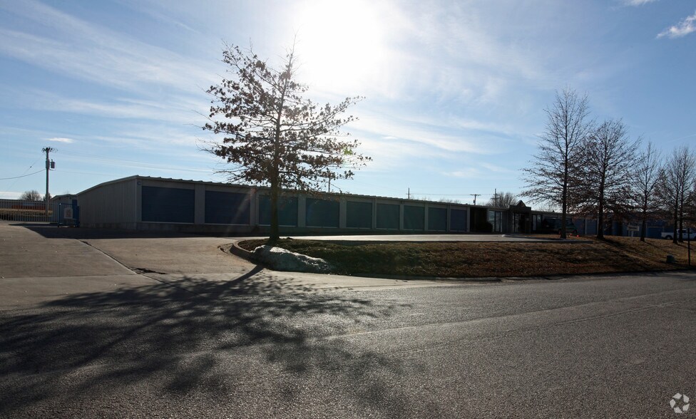 More Photos Of 7055 W 153rd St, Overland Park Self Storage For Lease