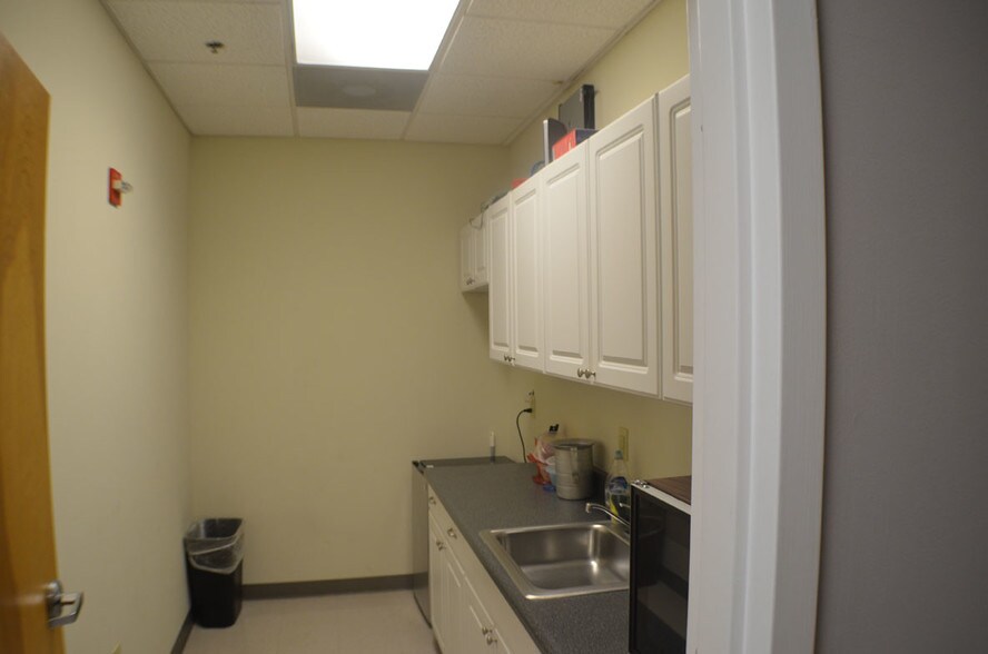 More Photos Of 3120 Latrobe Dr, Charlotte Showroom For Lease