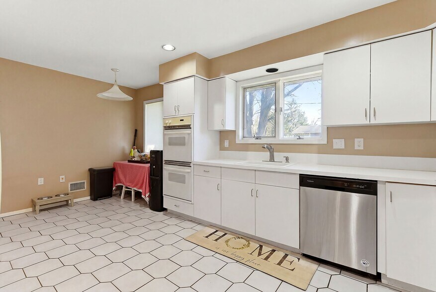 More Photos Of 801 Hughes Dr, Hamilton Office Residential For Sale
