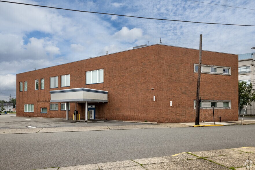 More Photos Of 380 Berry St, Woodbridge Office For Sale