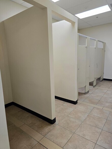 More Photos Of 2900-2902 Rucker Ave, Everett Freestanding For Lease