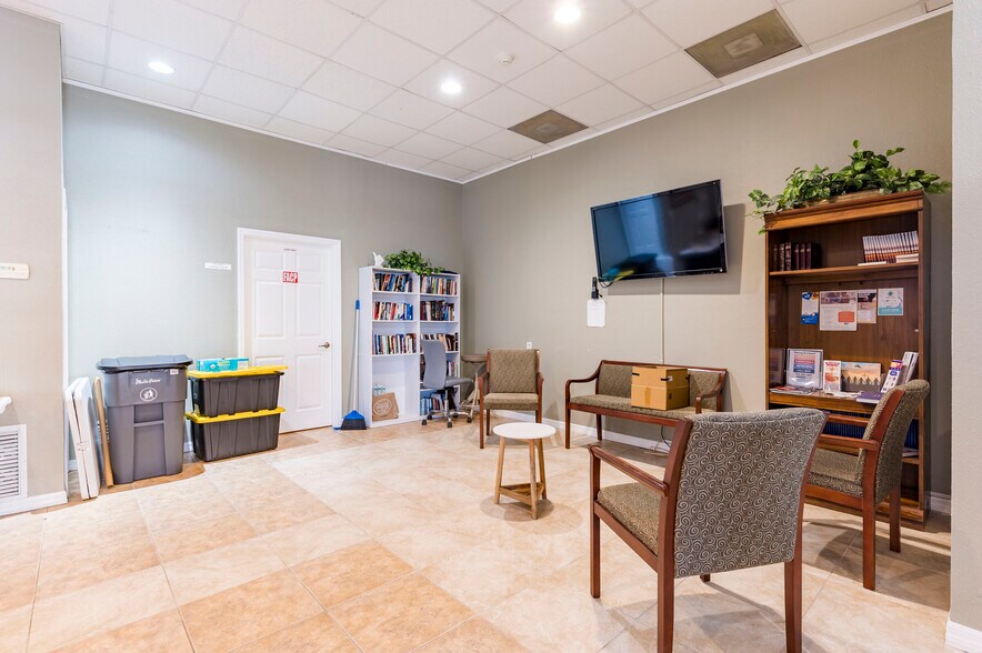 More Photos Of 655 N Indiana Ave, Englewood Medical For Sale