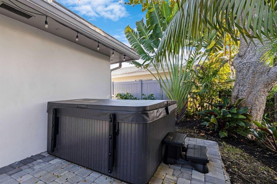 More Photos Of 5821 NE 14th Way, Fort Lauderdale Flex For Sale