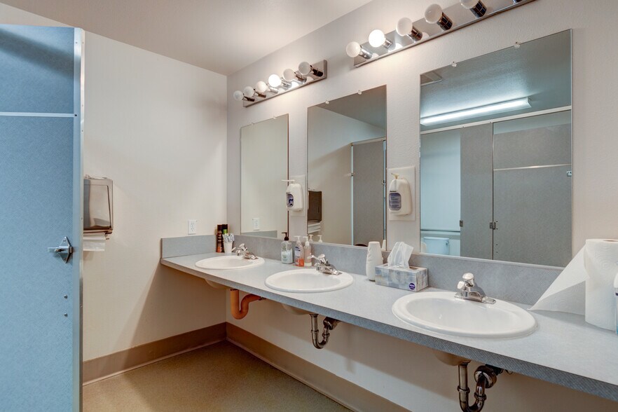 More Photos Of 499 NE Midway Blvd, Oak Harbor Office For Sale