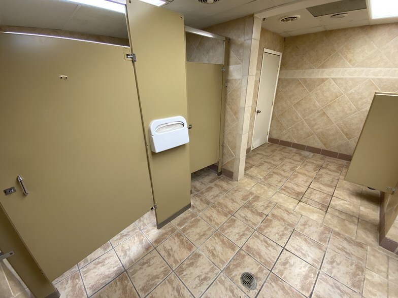 More Photos Of 2814 N Maroa Ave, Fresno General Retail For Sale