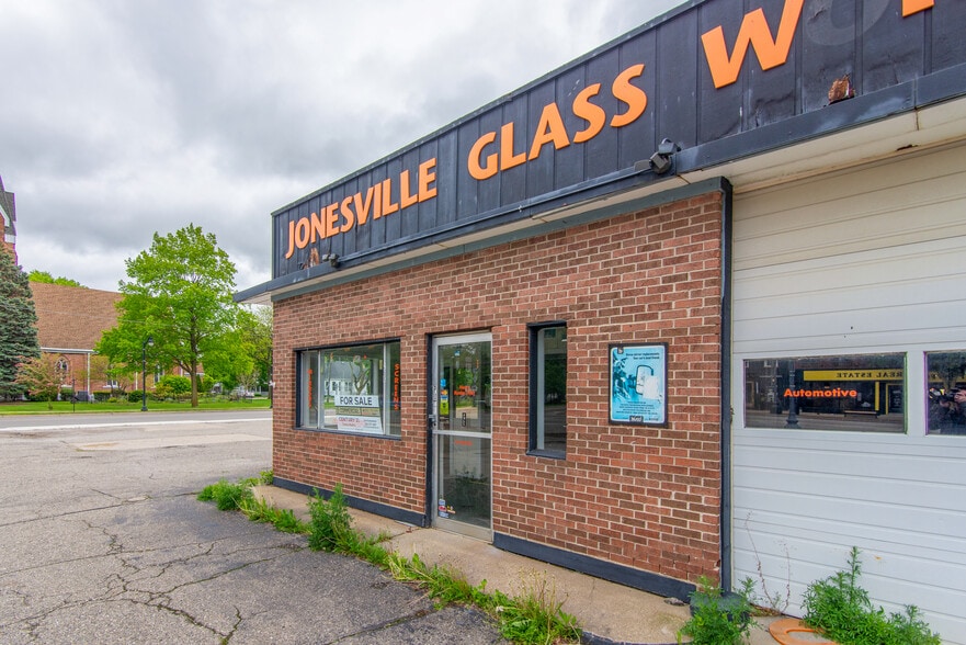 More Photos Of 264 E Chicago St, Jonesville Service Station For Sale