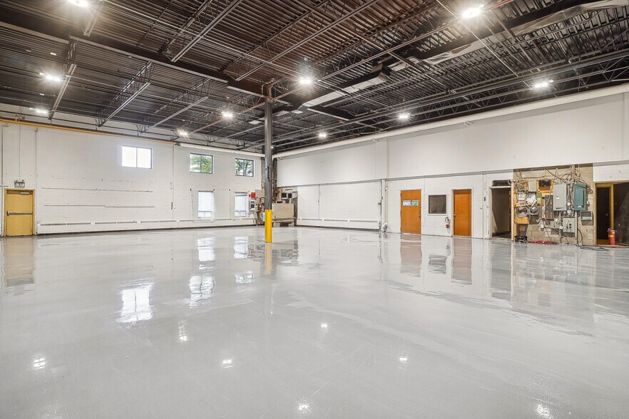 More Photos Of 6950 Boul Couture, Montréal Warehouse For Lease