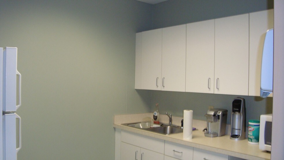 More Photos Of 10 Airline Dr, Albany Office For Lease
