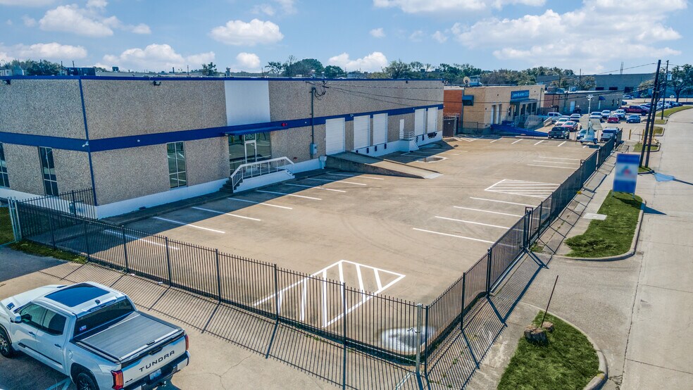 More Photos Of 11232 Leo Ln, Dallas Warehouse For Lease