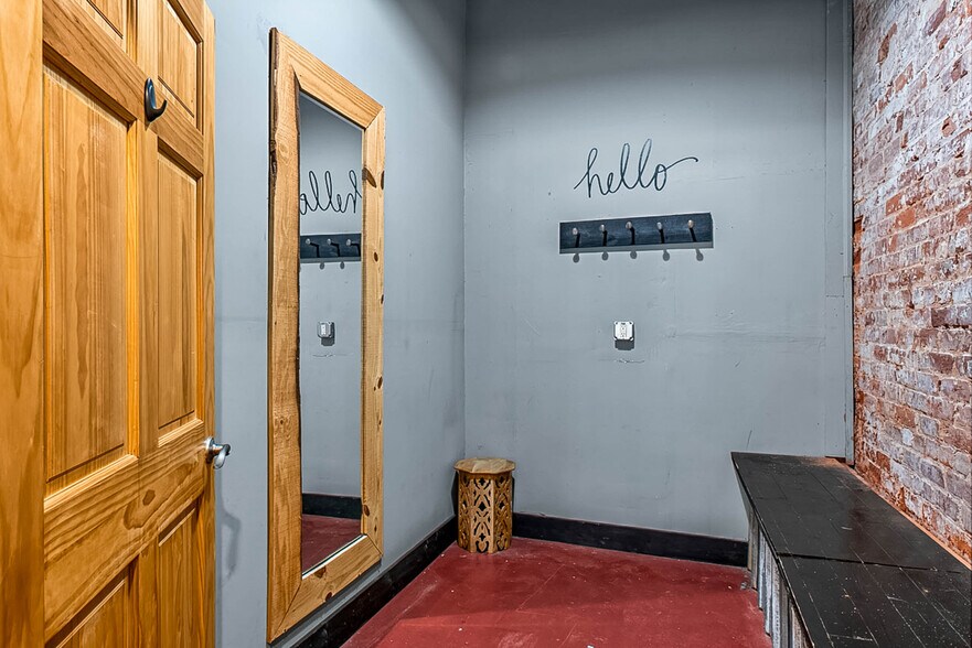 More Photos Of 8 E Main St N, Hampton Storefront For Sale