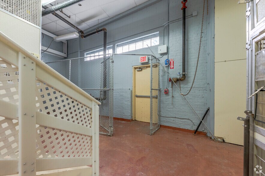 More Photos Of 1 Brockway Pl, White Plains Veterinarian Kennel For Lease