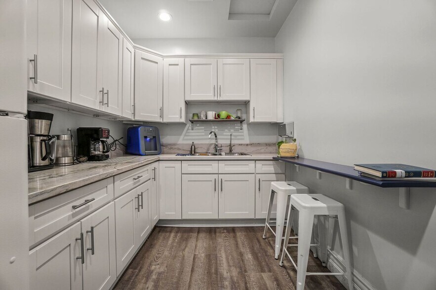 More Photos Of 1054 S Robertson Blvd, Los Angeles Office For Sale