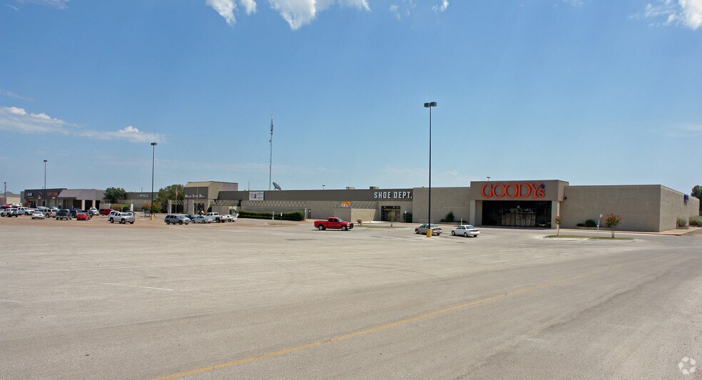 Primary Photo Of 1663 W Henderson St, Cleburne Unknown For Lease