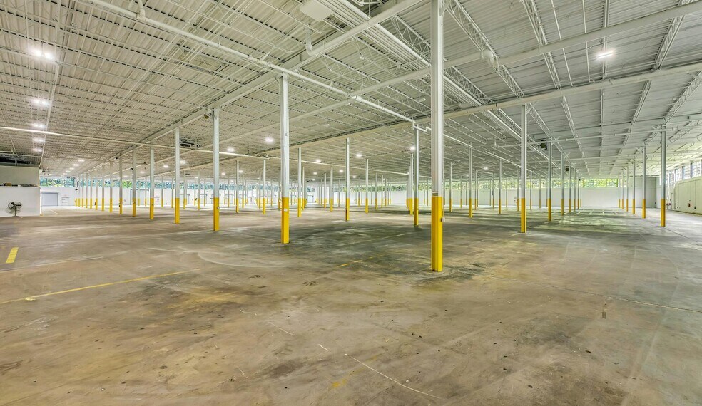 More Photos Of 45 Ranick Rd, Hauppauge Warehouse For Lease
