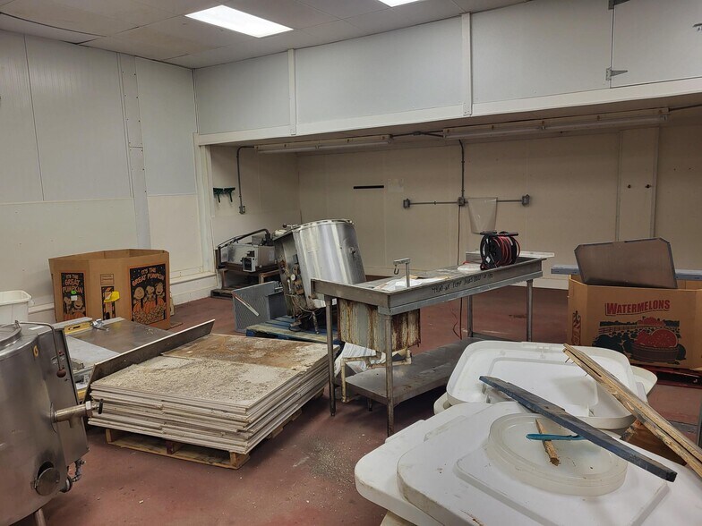 More Photos Of 4780 Crayton Ave, Cleveland Warehouse For Lease