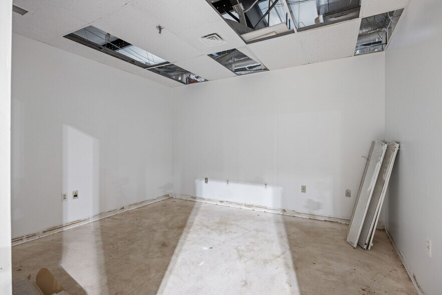 More Photos Of 2000 S Delphine Ave, Lyndhurst Warehouse For Lease