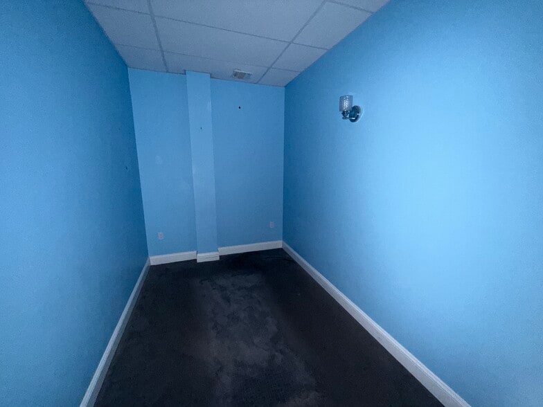 More Photos Of 213 Lake Ave, Saint James Storefront Retail Office For Lease