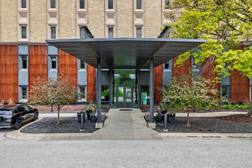 More Photos Of 1025 Ashworth Rd, West Des Moines Office For Sale