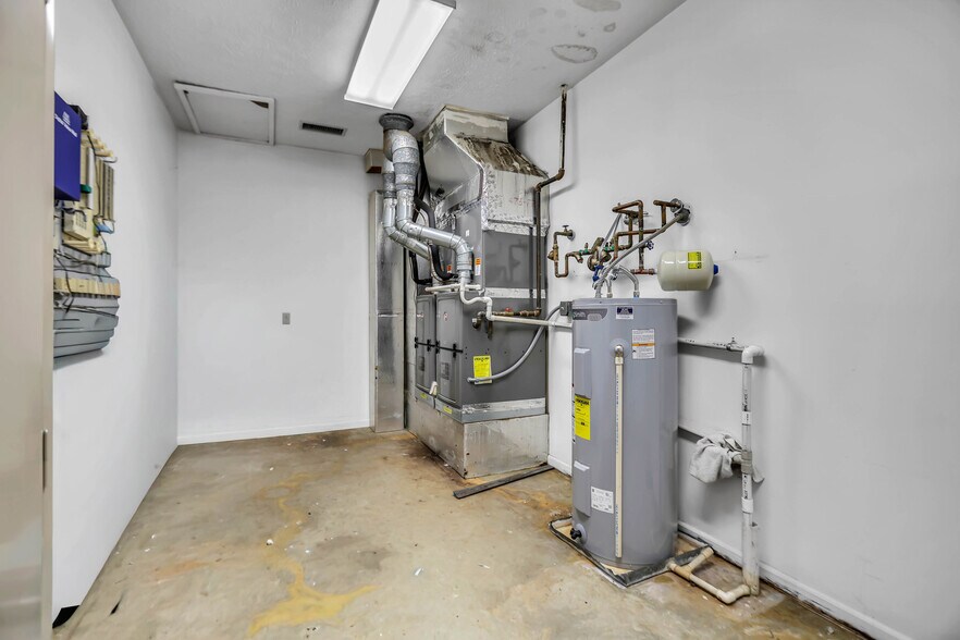 More Photos Of 5 Industrial Park Dr, Hendersonville Freestanding For Sale