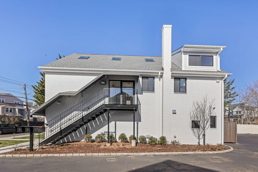 More Photos Of 31 Saint Roch Ave, Greenwich Office Residential For Lease