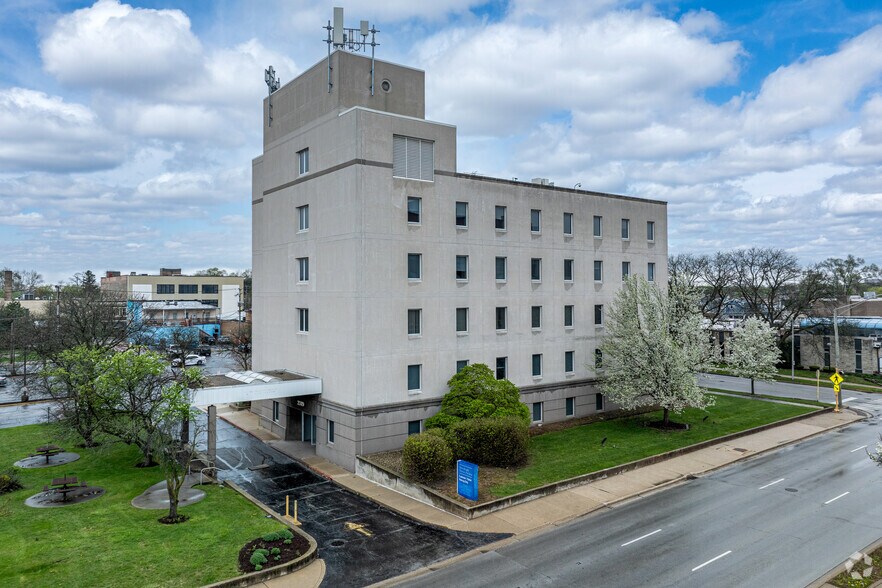 Primary Photo Of 2310 York St, Blue Island Medical For Sale