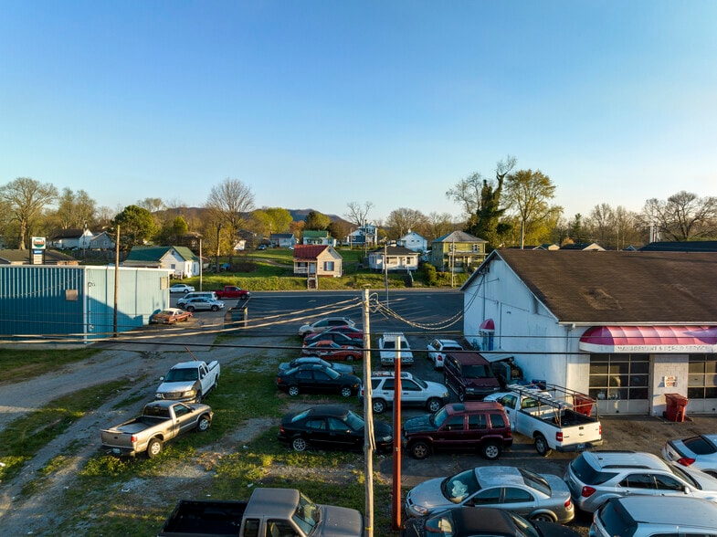 More Photos Of 525 W Market St, Johnson City Flex For Lease