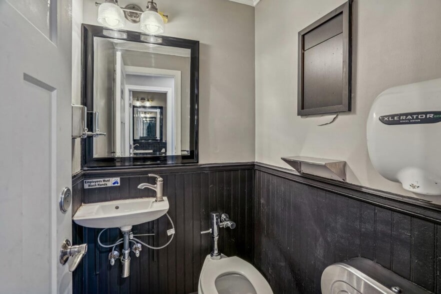 More Photos Of 1336 U St NW, Washington Bar For Sale