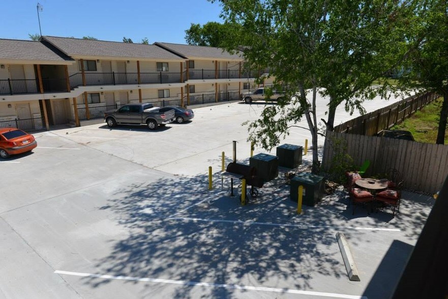 More Photos Of 1609 N Hill St, Three Rivers Apartments For Sale