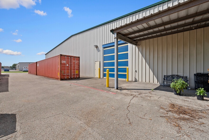 More Photos Of 720 Venture Dr, Woodway Warehouse For Lease