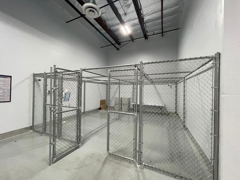 More Photos Of 3144 W Adams St, Santa Ana Warehouse For Lease