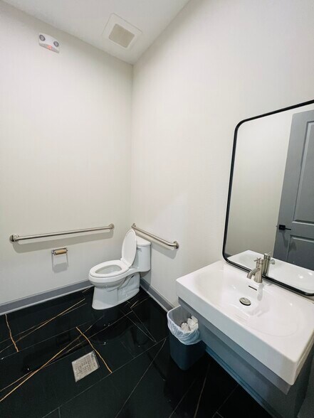 More Photos Of 1325 Main St, Katy Medical For Sale